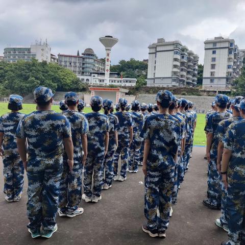 “少年意气强不羁，虎胁插翼白日飞。”——龙岩一中高一（2）班军训小记