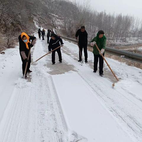 清理积雪：2024年的第一场大雪在一夜之间，给大地覆盖了一层白色新装，虽然是瑞雪兆丰年，对农田小麦更是好处多多，但是对村民出行带来不便，也存在安全隐患，因此村委网格员，自愿者，带领村民进行清理积雪。
