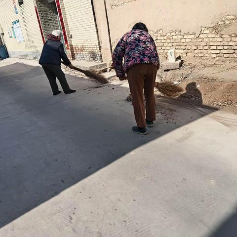 春季清洁`环境保护：送走了冬天的寒日，迎来春天的温暖，为了让村民感觉到春季的温暖和乡村的环境美丽，网格员带领村民在”三八”期间打扫卫生，清洁村庄。