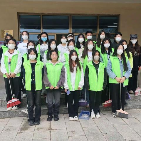 现代服务学院“图书整理传书香，志愿服务聚微光”
