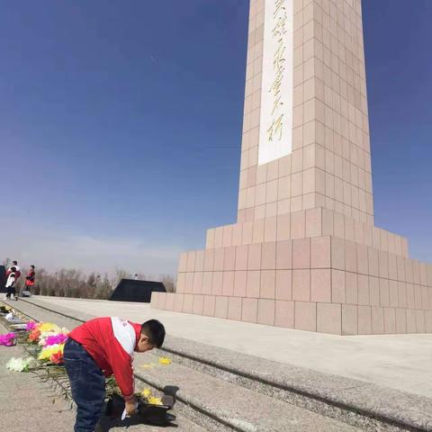 忆清明•缅英烈•扬传统——第二小学二（1）班“传统节日—清明节”主题实践活动纪实