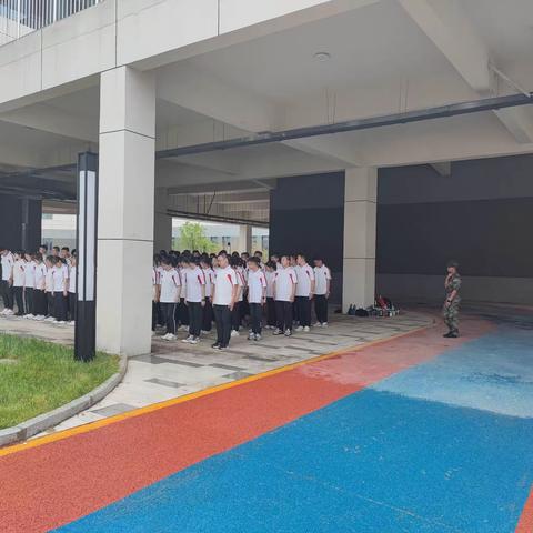 八月淅小雨,青春洒汗水。—2202班军训第3天