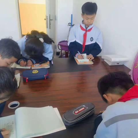 携手助力 共同成长——音德尔第八小学校领导深入一线督促后进生与薄弱学科发展