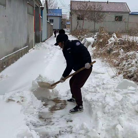 冬日暖阳志愿行，清扫积雪暖人心