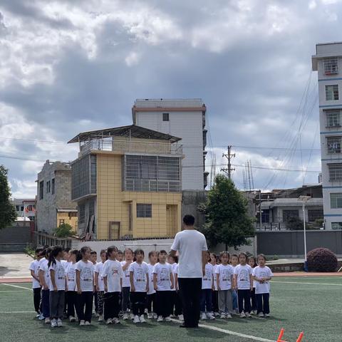 教学内容：《障碍跑——爬、跳》 二年级水平一教学￼