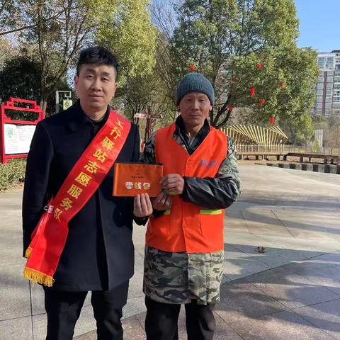 工行义乌上溪支行依托工行驿站开展学雷锋志愿服务活动