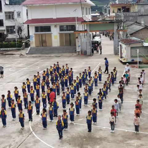 安定小学开展“学生行为习惯养成训练”活动