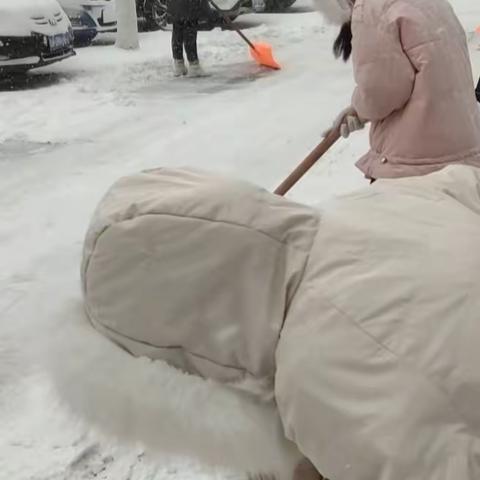 冬日齐扫雪，服务暖人心