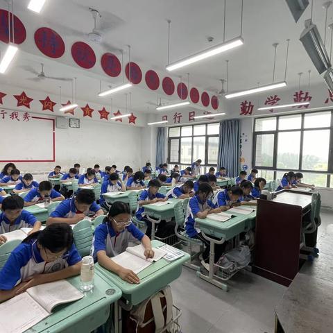 以梦为马，不负时光。砥砺前行，未来可期！ ——加油，初一十二班