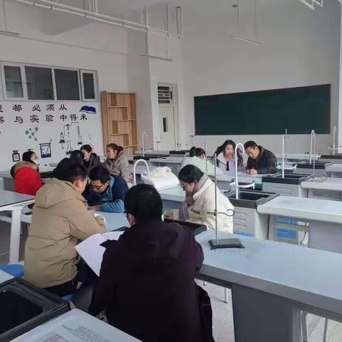 凝聚智慧，共研策略——初中数学教研组开展期末复习研讨活动