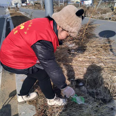 我是四年二班的崔可馨，我利用寒假期间在学校周围捡拾白色垃圾，还有清理电线杆上的小广告。