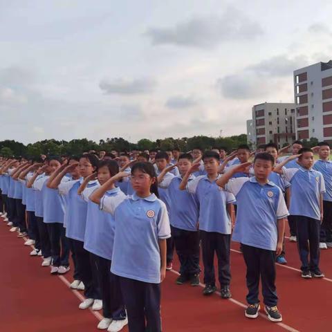 青春似火军歌嘹亮，少年意气百炼成钢一一初一新生入学训练