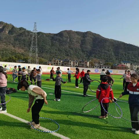 【好玩的呼啦圈】                        岑阳中心小学