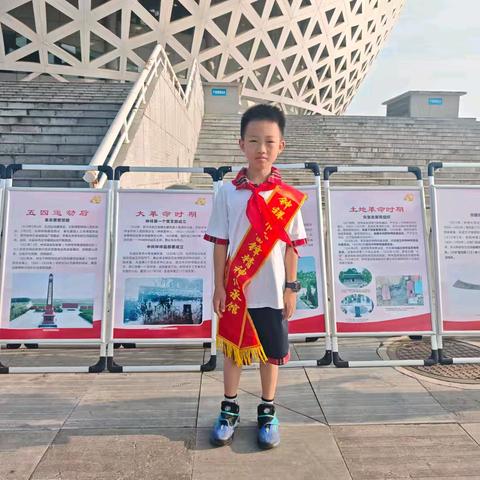 高举队旗跟党走 做新时代好少年
