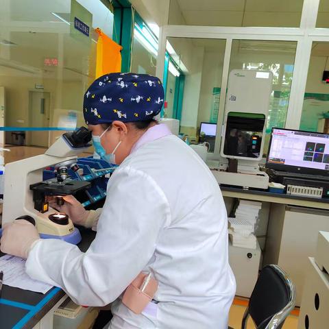 双节我在岗 | 华宁县人民医院检验科&输血科：以专业守护健康，用坚守诠释担当