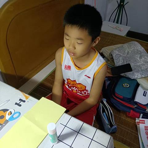 大家好，我是四（4）的杨思诚，今天做的科学实验是《莫比乌斯圈》 所需材料：剪刀✂️，A4纸，胶带