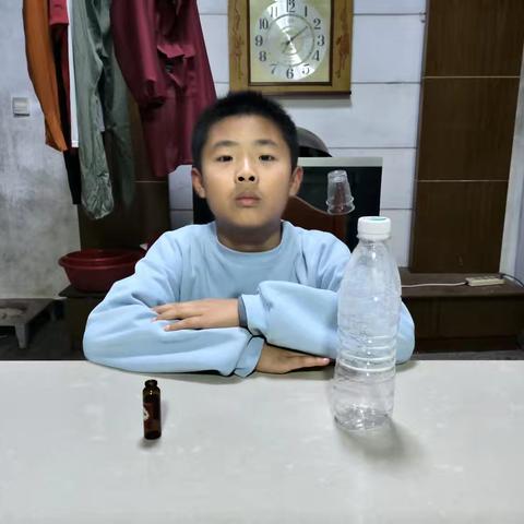 《挤压塑料瓶，瓶中小药瓶就下沉，松手后又上浮究竟是怎么回事？》 实验🧪所需材料：塑料瓶一个，小药瓶一个（口服液）
