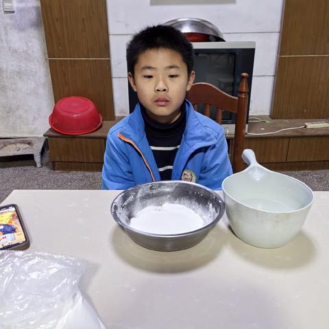 大家好，我是五（4）班的杨思诚，今天我要做的小实验是《非牛顿流体》实验所需材料：玉米淀粉、清水，碗🥣