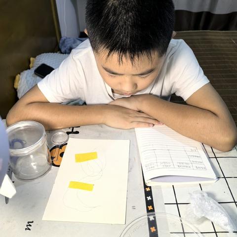 今天要做的实验是《头发丝变粗魔法秀》——用折射玩出微观视觉骗局