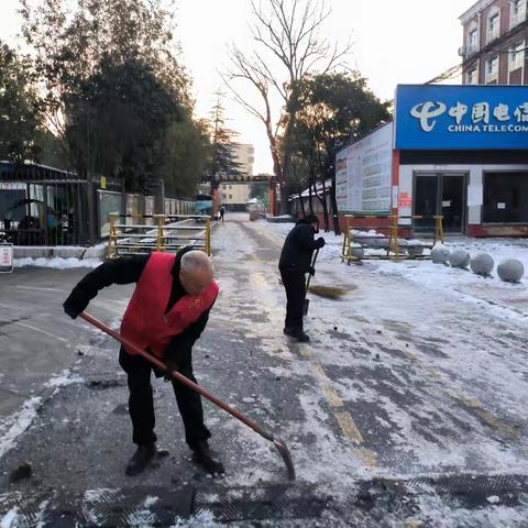 “大爱中原 志愿添彩”——油田一小第一党支部寒冬扫雪护校园 党员教师冲在前 志愿服务活动掠影