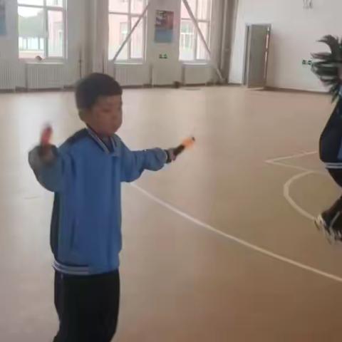 “推进素质教育，普及体育运动”乌拉特中旗德岭山学校举行小学体育竞赛比拼。