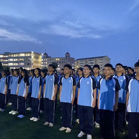 以军训之名，赴青春之约；军训军训，最闪亮的青春！（副本）