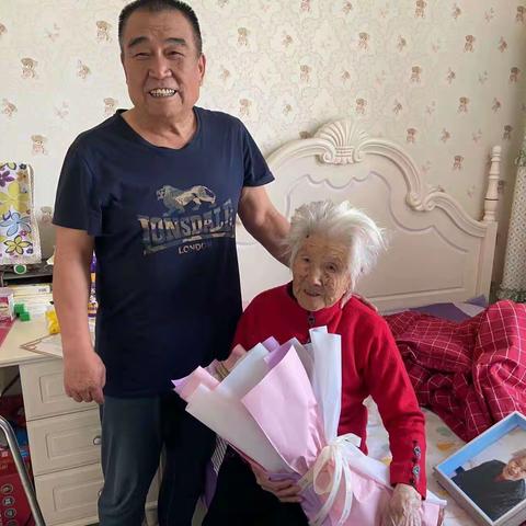 东兴街道长征社区真情慰问暖人心百岁老人笑开颜