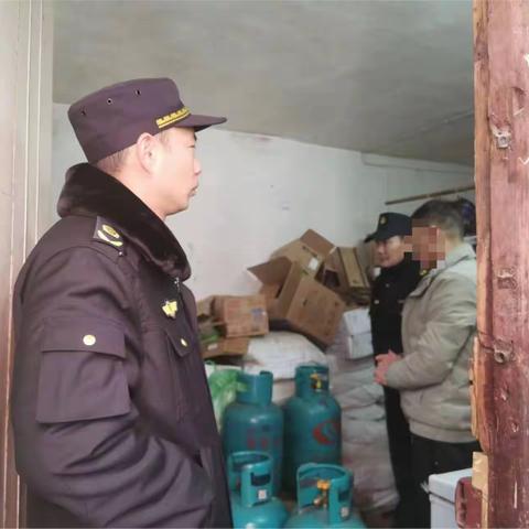 首义路街严查违规存放液化气钢瓶