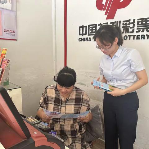 路桥农商银行滨海支行深入商户 共筑反假货币防线