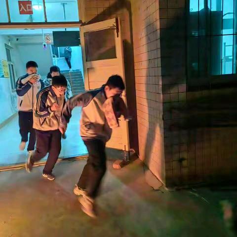 文祖中学住宿生夜间安全逃生应急演练