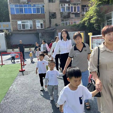 从“心”沟通，为爱赴约———第二实验幼儿园小五班新生见面会