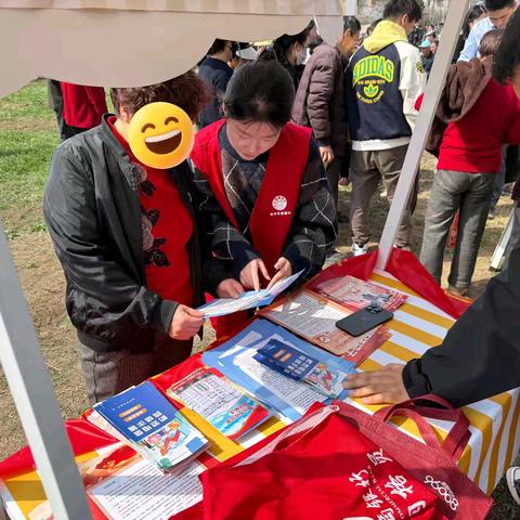 清明传情守底线 金融护航护民生——扬中农商银行开展人民币图样使用宣传活动