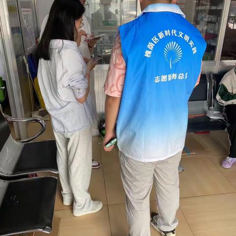 东街社区对辖区商户开展“门前五包”及“五经”宣传工作。