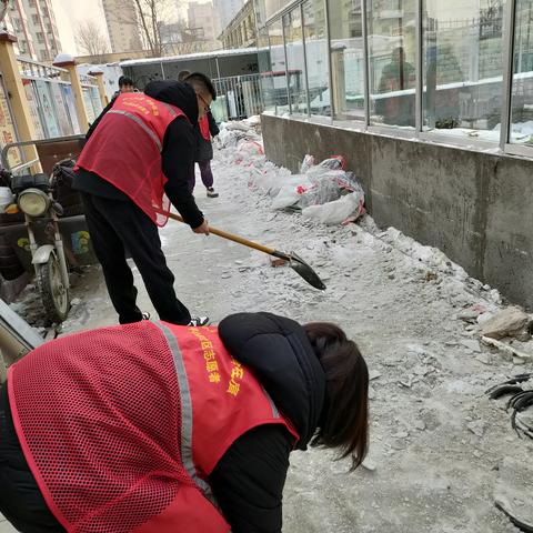 育才路社区清扫积雪 确保居民出行