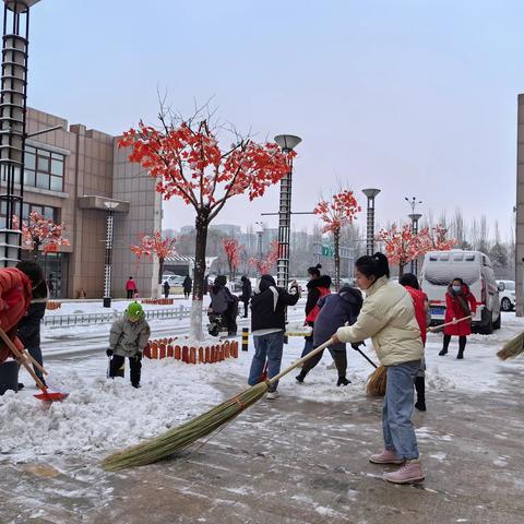 【蒙速办·呼宜办·帮办代办】敕勒川路街道香格里社区开展铲雪除冰在行动，社区志愿暖人心活动