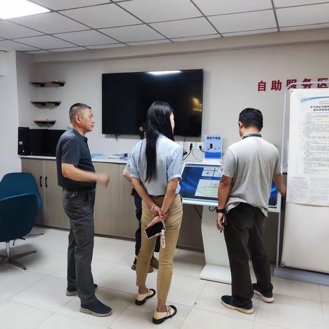 碑林区人社局就业创业服务中心主任安渊博对长安路街道就业创业工作进行指导