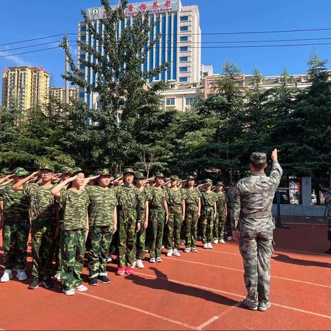 以军训之名，赴青春之约；军训军训，最闪亮的青春！