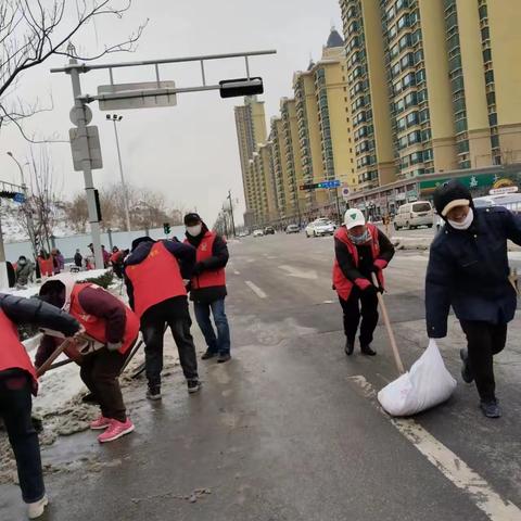 落实“门前五包”责任，全民扫雪除冰，守护居民“安全路”。