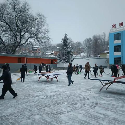 雪寒心暖 志愿情深----家长志愿者参与清扫校园积雪