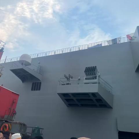 触摸海军荣耀，点燃强军梦想——海口市龙华小学2025年参观海南舰活动纪实