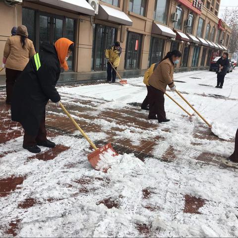 东晟物业～湖东新城齐心协力清理积雪