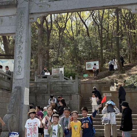 快乐登山，亲近自然 ——305班假日小队亲子游