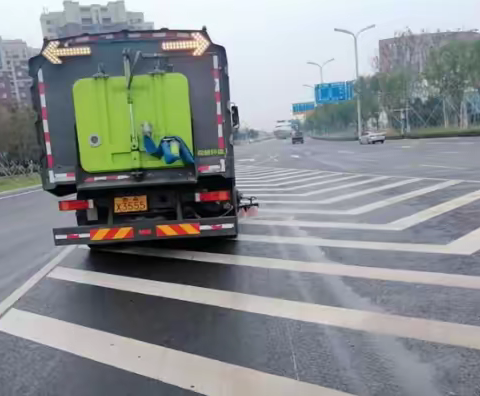 加强雨后精细保洁 保障道路洁净畅通