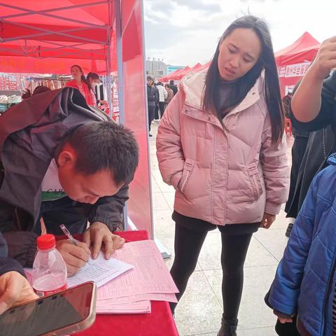 “小满村新时代文明实践站”开展春季就业招工志愿活动