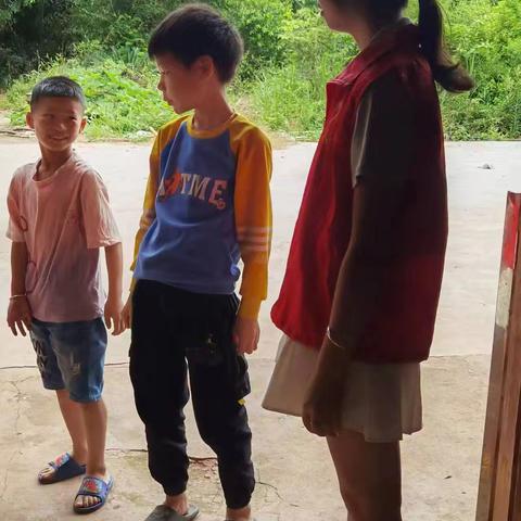 “小满村新时代文明实践站”开展防溺水宣传志愿活动