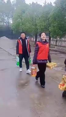 学习雷锋见行动  志愿者慰问老人献爱心