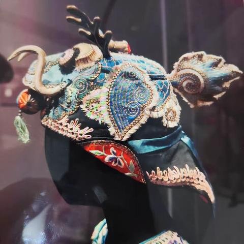 国潮龙头帽 ，传承中华情。 一一白龙桥镇中心小学 五(2)班虞梓萱