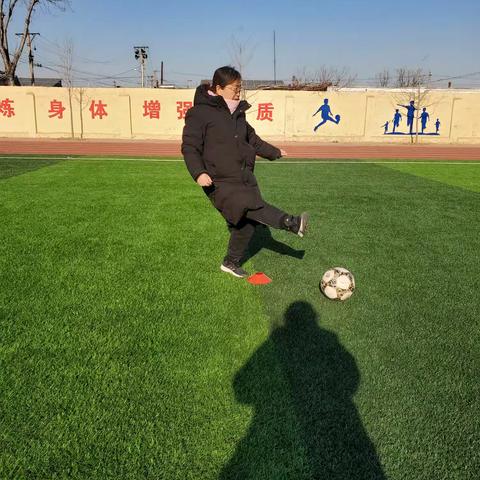 欢聚一堂，共迎新年——唐山市第七十二中学举办2025年迎元旦趣味足球、篮球嘉年华活动