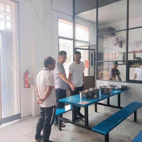迎检查指导，促规范管理——竹江初中迎接竹江乡政府食品安全检查