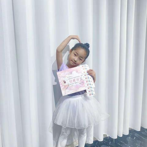 大家好，我是尔雅小学二年级9班的蒋梦雅，我的兴趣爱好是跳舞，和学游泳